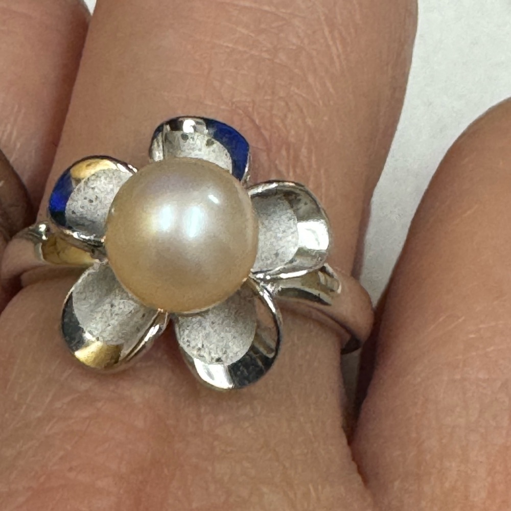 Beautiful pearl silver ring